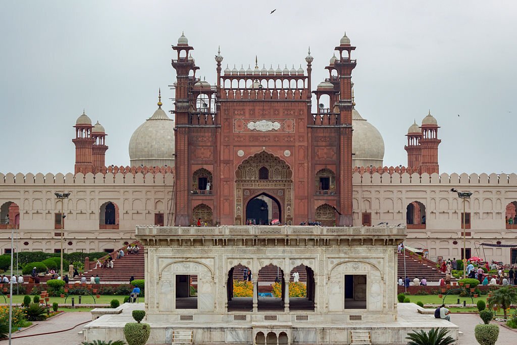 Read more about the article Grand Jamia Mosque _ The Largest and Beautiful Mosque in South Asia
